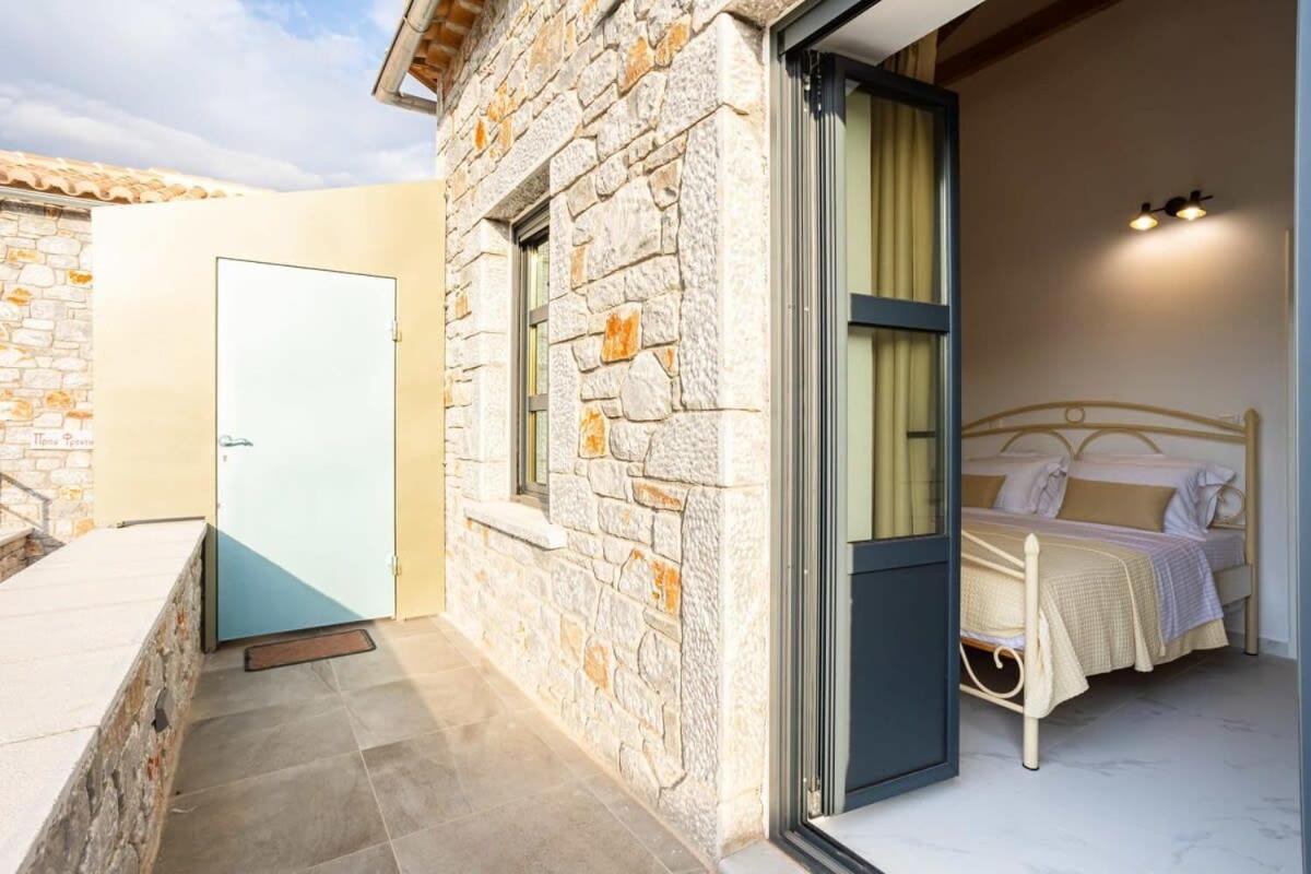 Mani Stone Built Home A Breath Away To The Sea Ступа Екстериор снимка