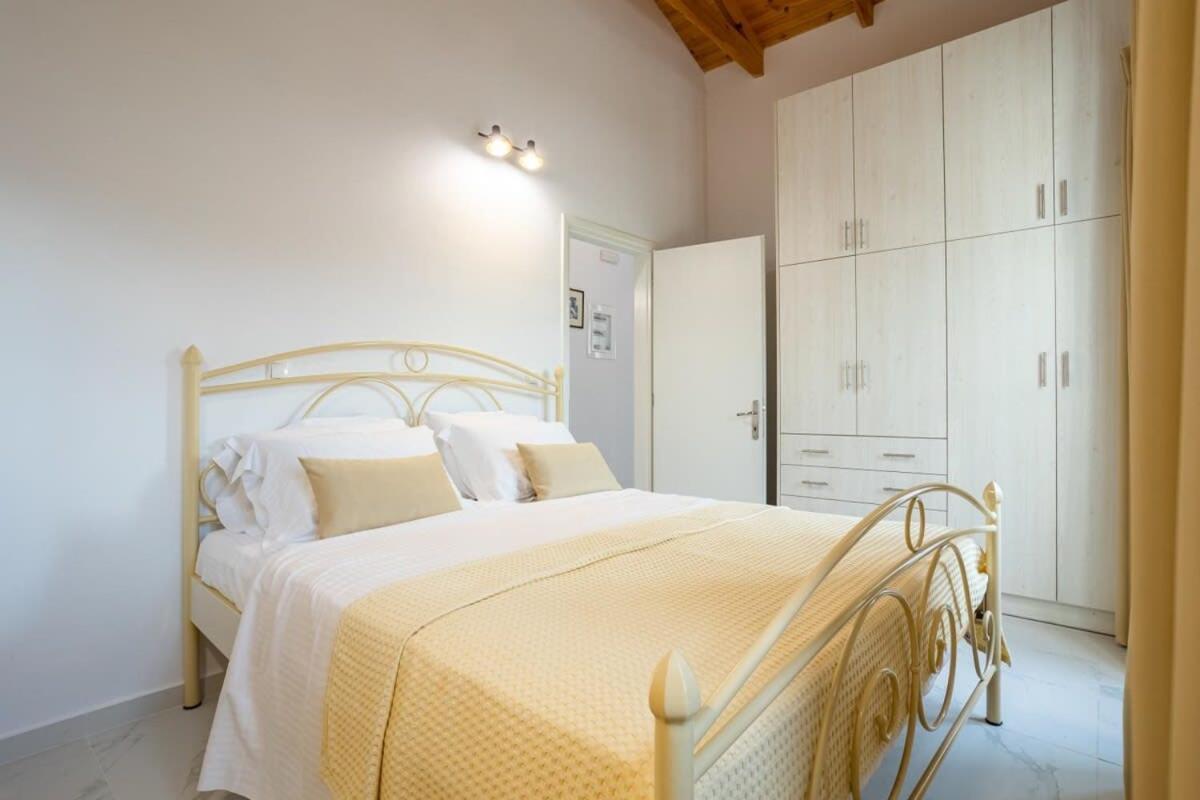 Mani Stone Built Home A Breath Away To The Sea Ступа Екстериор снимка